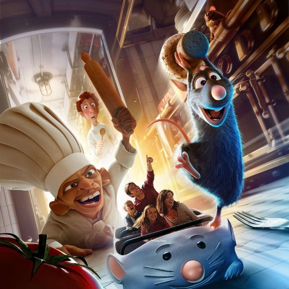 Mensen in de Ratatouille attractie terwijl rat Remy met een kurk de keuken uitrent, achtervolgd door de chef met een deegroller