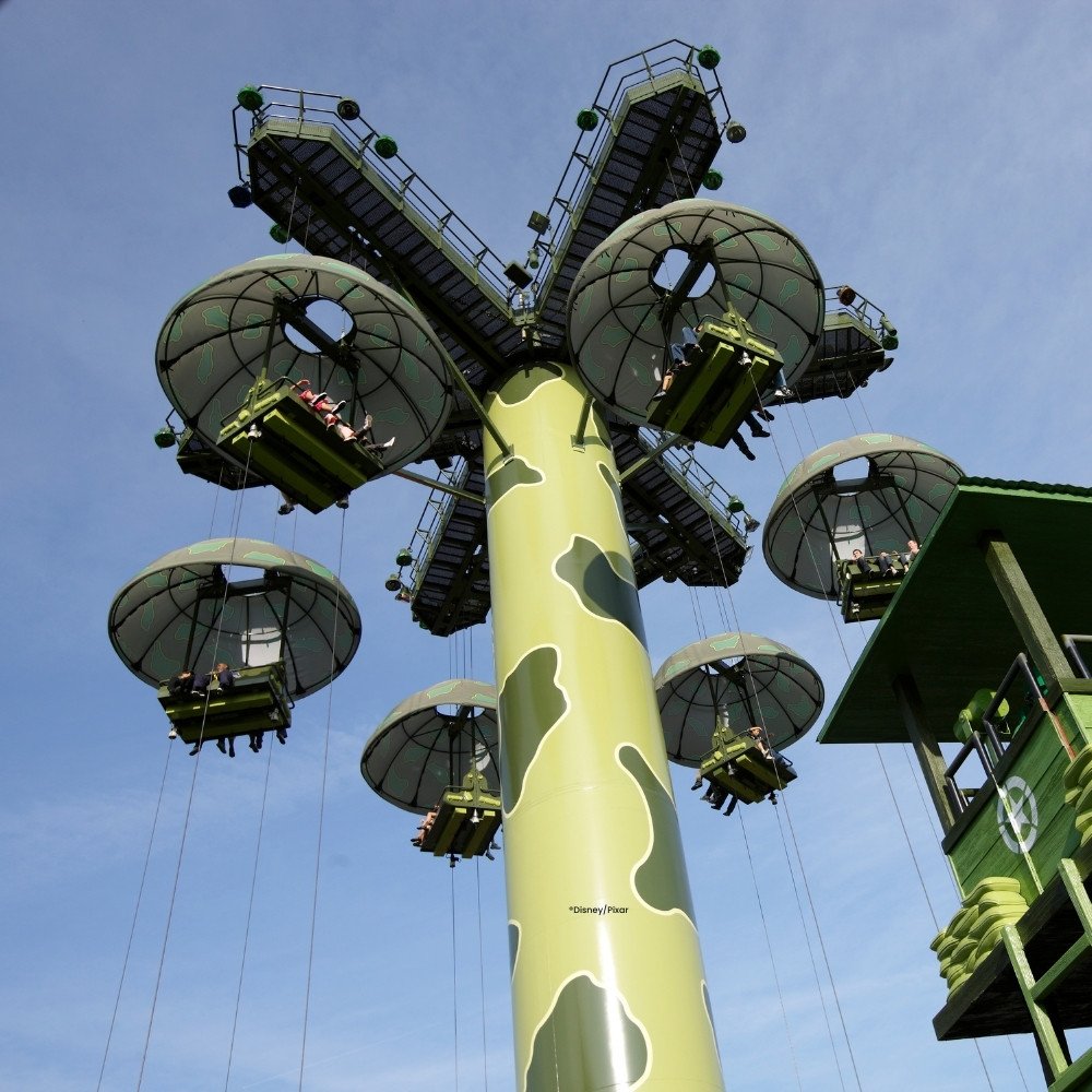 Groene parachutes van de attractie Soldier Parachute Drop