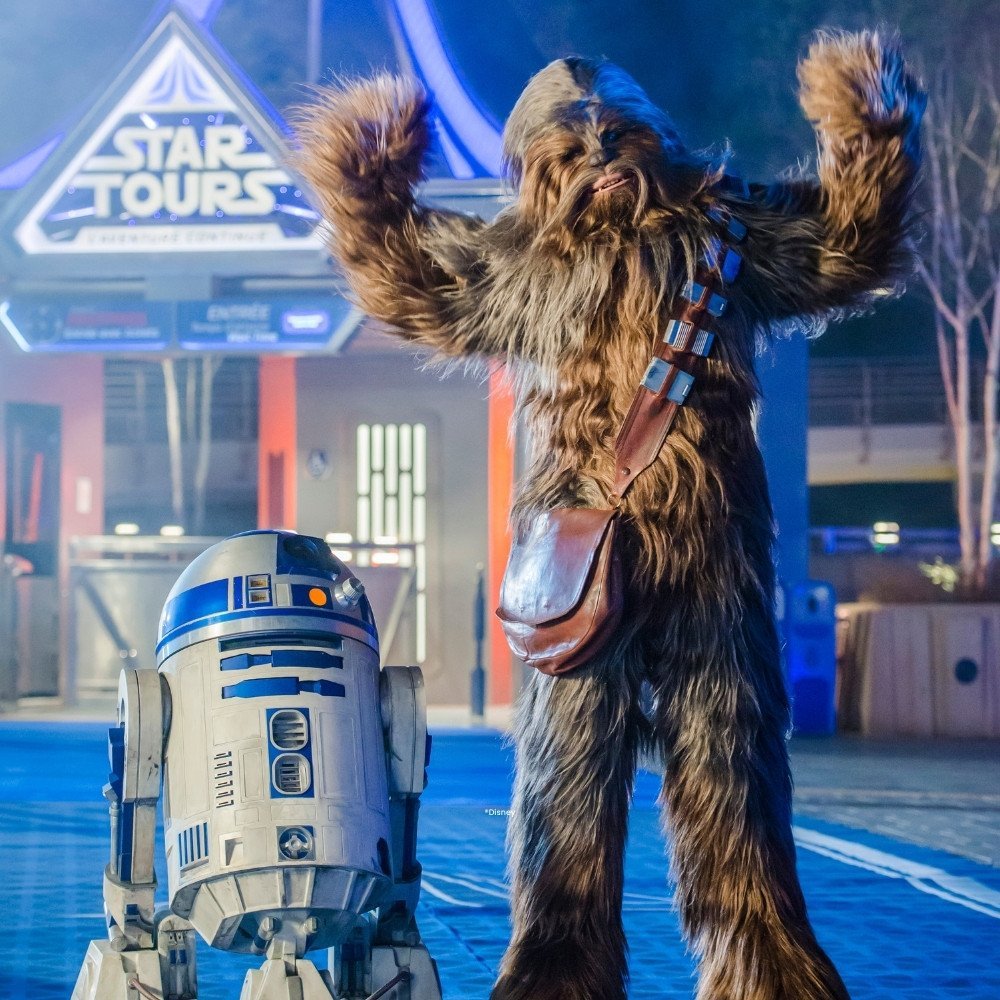 r2d2 en chewbacca voor de Star Tours attractie.