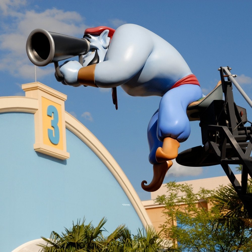 Geest Genie met een oud soort camera op een verhoging