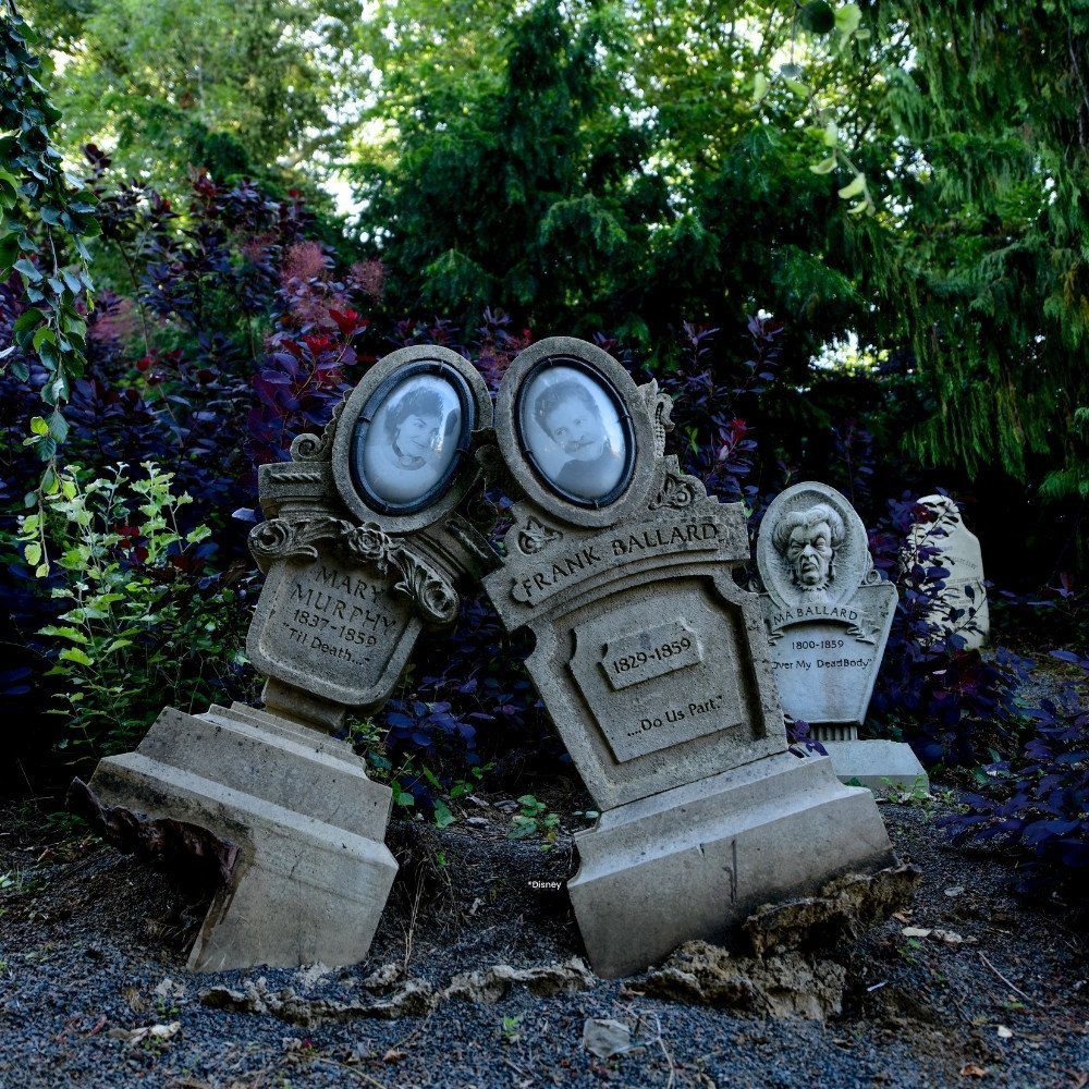 Grafstenen op het kerkhof van Phantom Manor