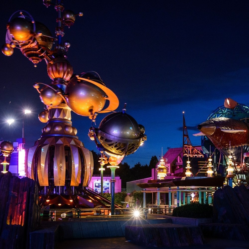 Lichtgevende planeten van Orbitron attractie in het donker