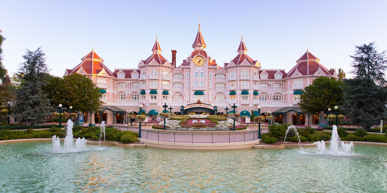 Disneyland® Hotel met fonteinen