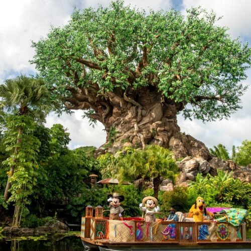 Disney World (4) Disney Figuren in een bootje voor de Tree of Life