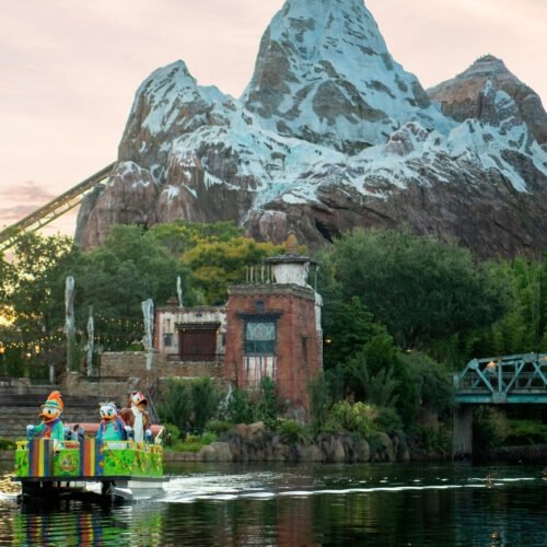 Disney World (7) Disney Figuren op een bootje voor Expedition Everest