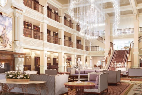 Lobby Disneyland® Hotel met kroonluchter met kasteel