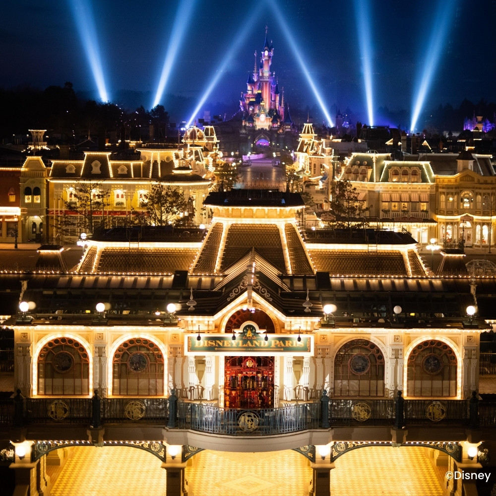 Disney 100, Uitzicht over een verlicht Mainstreet U.S.A. in het Disneyland® Park