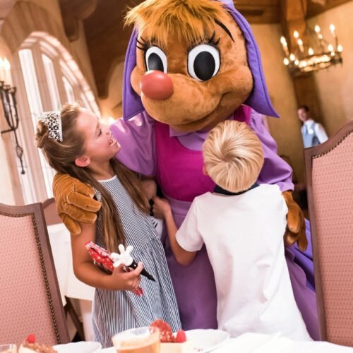 12 Muisje van Assepoester met kinderen in restaurant Auberge de Cendrillon, waar je kunt eten met Disney Figuren