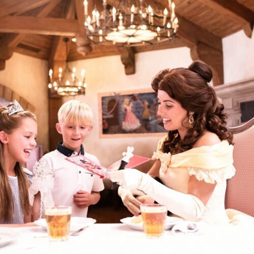 13 Kinderen ontmoeten Belle in Auberge de Cendrillon