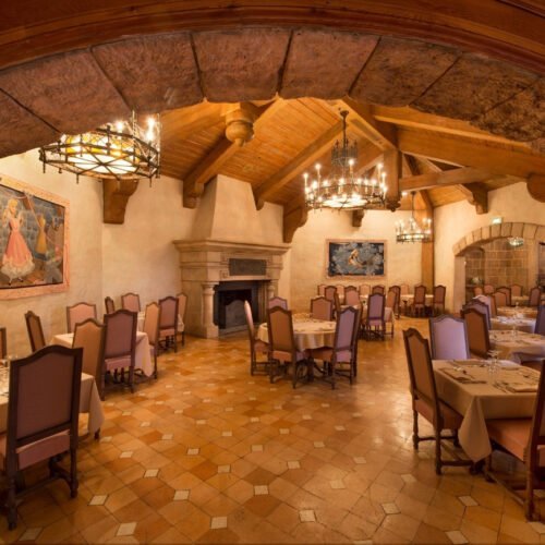 14 Interieur Restaurant Auberge de Cendrillon, waar je kunt eten met Disney Figuren