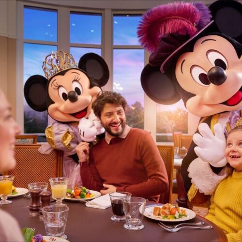 2 Mickey en Minnie met gasten in de Royal Banquet