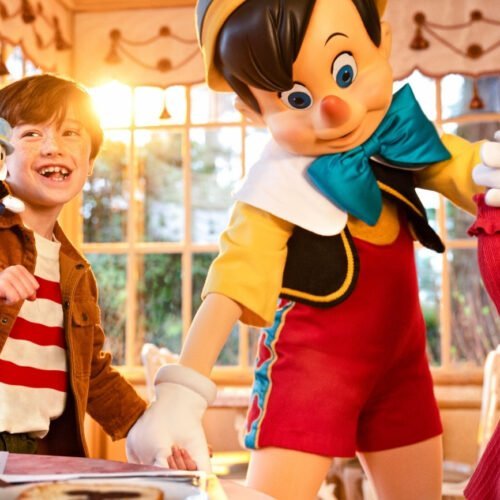2 Kinderen met Pinokkio in restaurant Plaza Gardens, waar je kunt eten met Disney Figuren