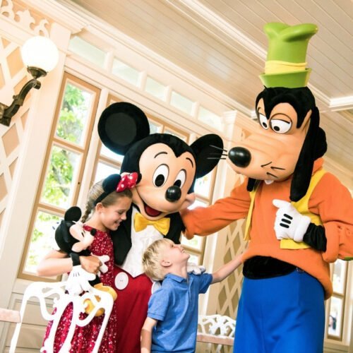5 Kinderen met Mickey en Goofy in restaurant Plaza Gardens, waar je kunt eten met Disney Figuren