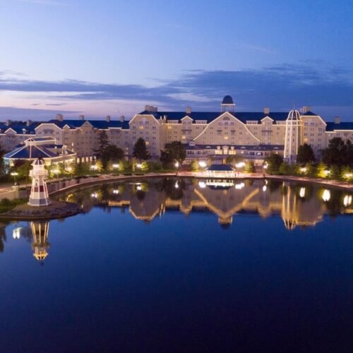 Disney Hotel Newport Bay Sfeervolle buitenkant van Disney Hotel Newport Bay incl. tickets