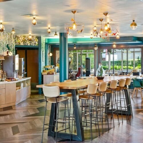 Best Western Hotel Grand Parc Restaurant met hoge tafel en barkrukken van het Best Western hotel nabij DIsneyland Paris incl. parktickets