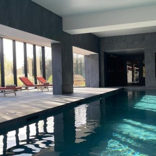 Paxton Paris MLV Hotel Luxe zwembad met oranje ligbedden bij het Paxton hotel nabij Disneyland Paris