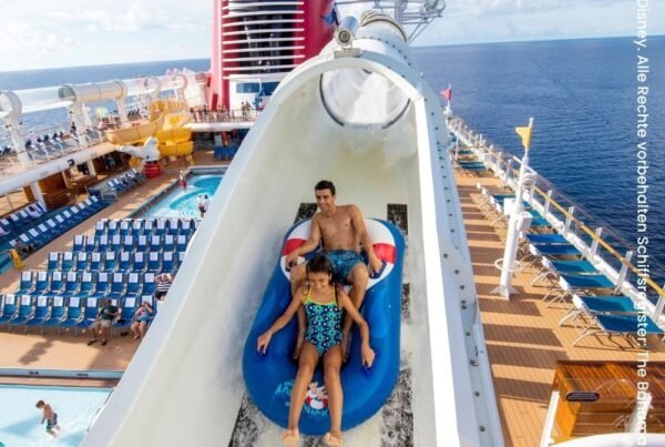 Mensen in een blauwe band in de waterglijbaan aan boord Disney Dream