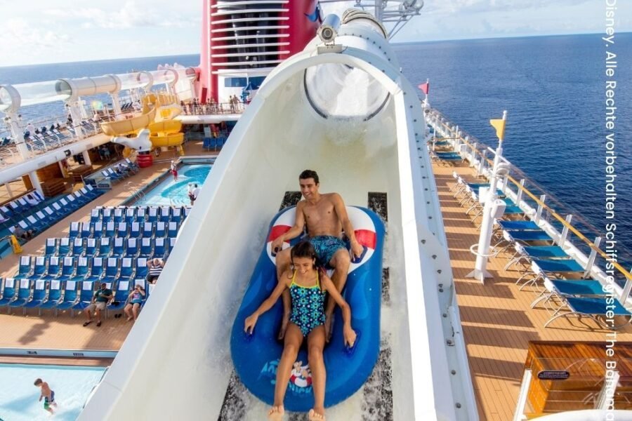 Mensen in een blauwe band in de waterglijbaan aan boord Disney Dream