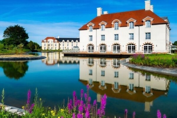 Wit gebouw Staycity aparthotel voor het water