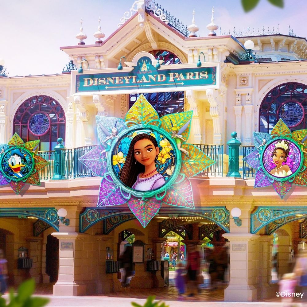 Kleurrijk station in het Disneyland® Park. Wat is de beste tijd om te boeken?