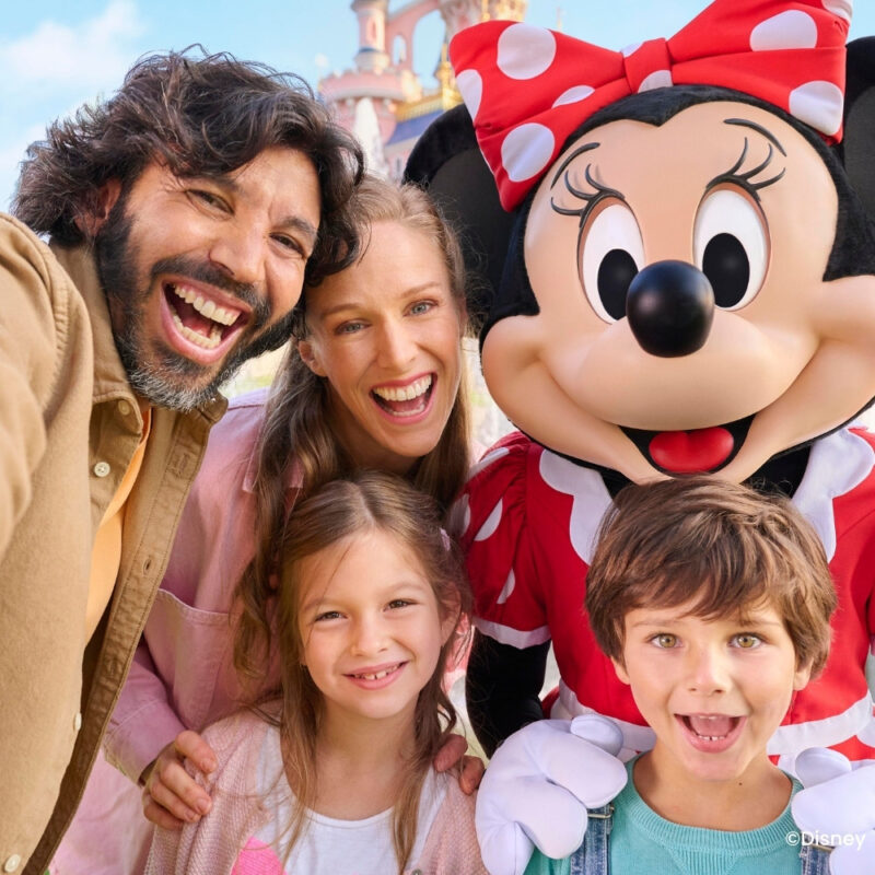 Familie met kleine kinderen bij Minnie Mouse.