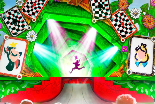 Decor met speelkaarten en groene achtergrond Alice in Wonderland show