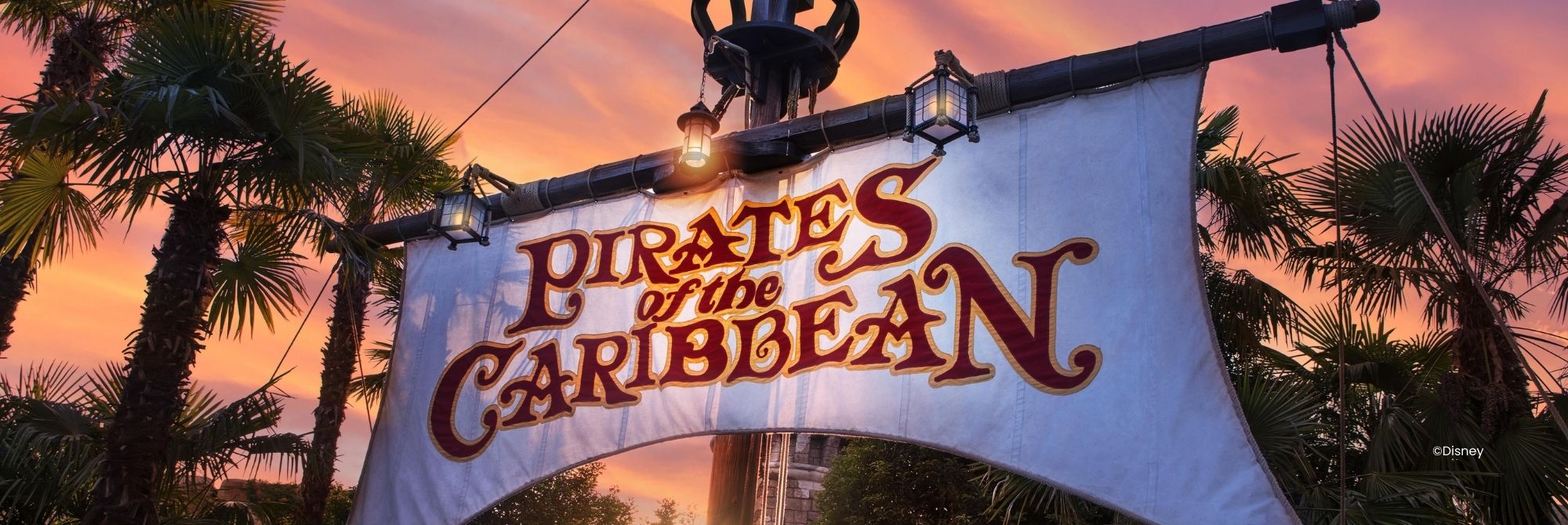 Zeil van een pirateschip bij de ingang van de attractie Pirates of the Caribbean