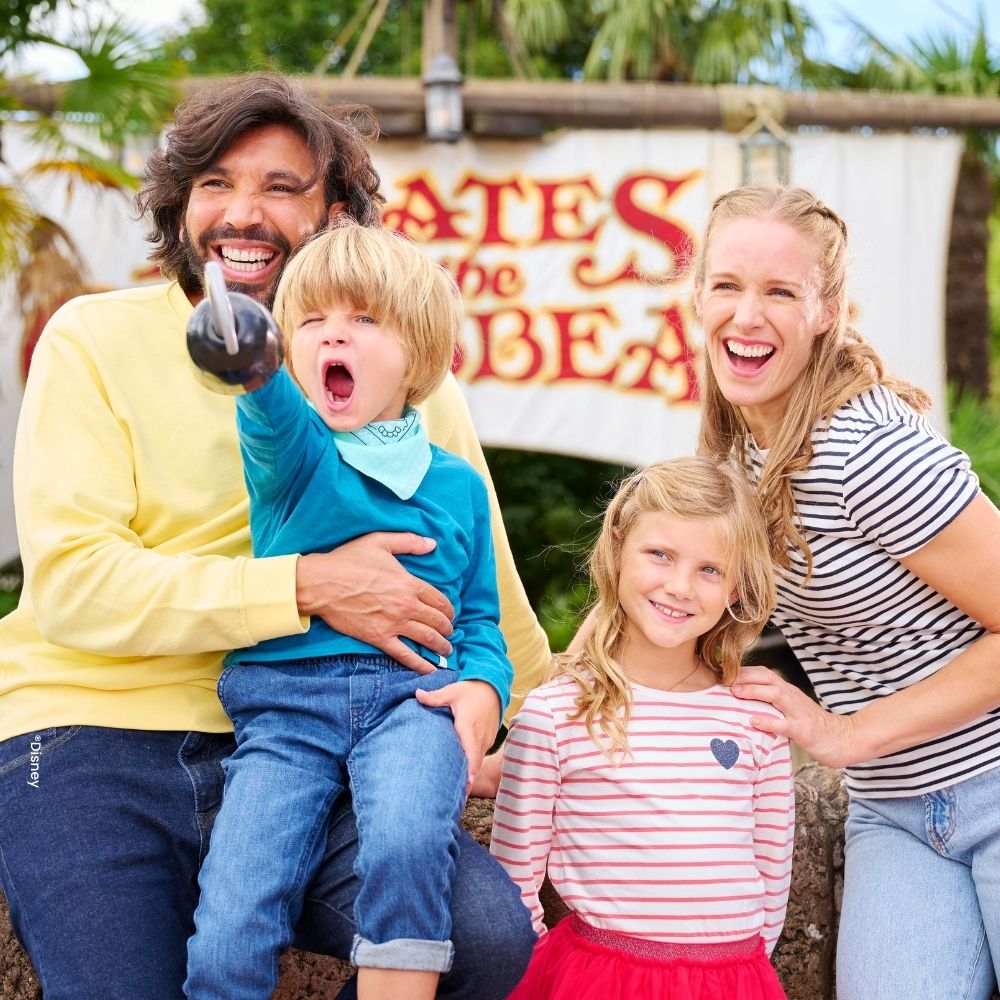 Familie voor de ingang van de attractie Pirates of the Caribbean