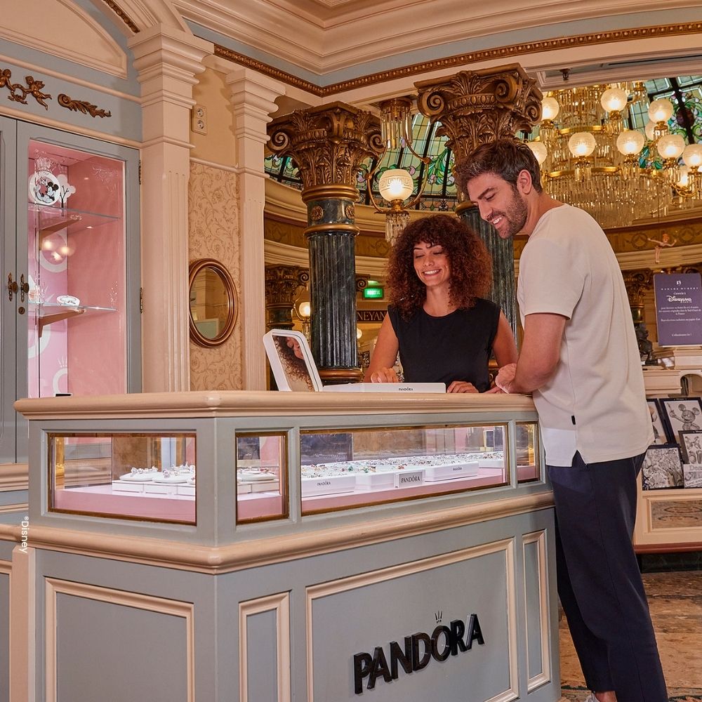 Mensen bij een Pandora winkel in het Disneyland Park