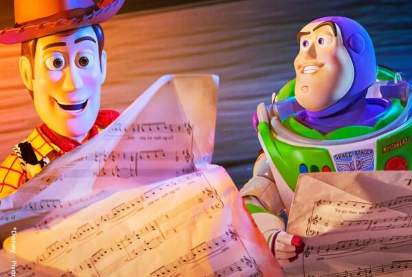 Woody en Buzz Lightyear met bladmuziek TOGETHER: A Pixar Musical Adventure