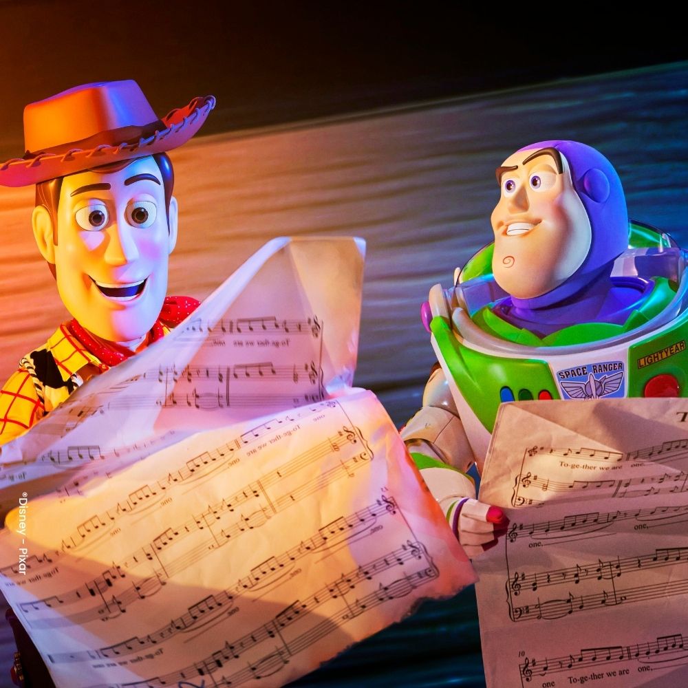 Woody en Buzz Lightyear met bladmuziek TOGETHER: A Pixar Musical Adventure