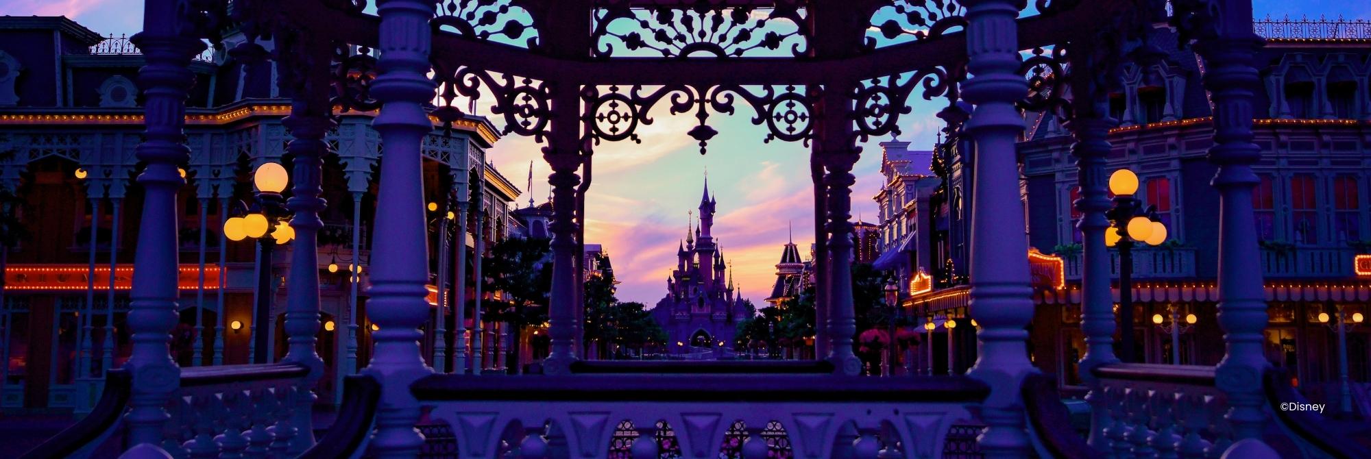 Disney Illuminations Main Street U.S.A. in de schemering