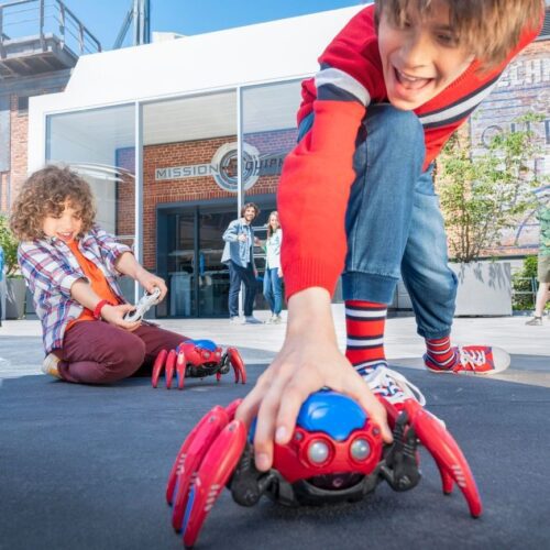 Spider bot Kinderen spelen met een rode Spider Bot