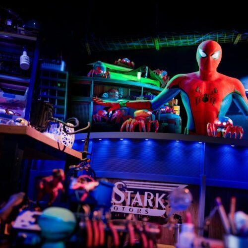Scene Spider-Man W.E.B. Spider Man tussen Spider Bots in de attractie Spider-Man W.E.B. Adventure