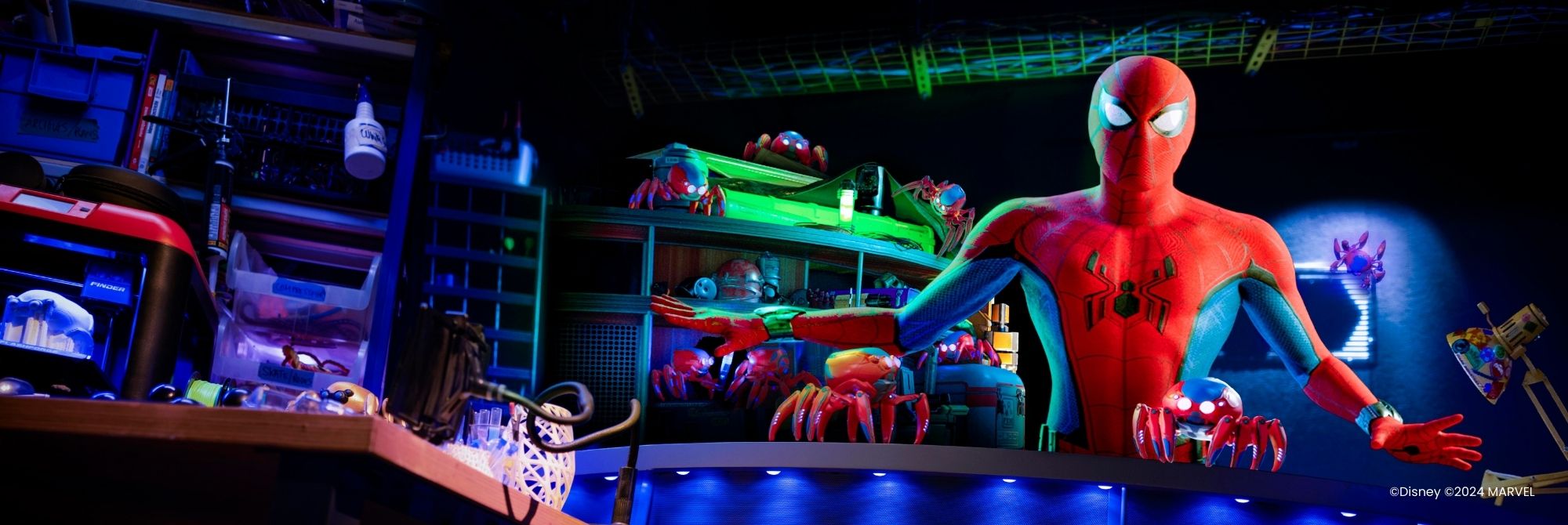 Spider Man met spiderbots in de Spider-Man W.E.B. attractie