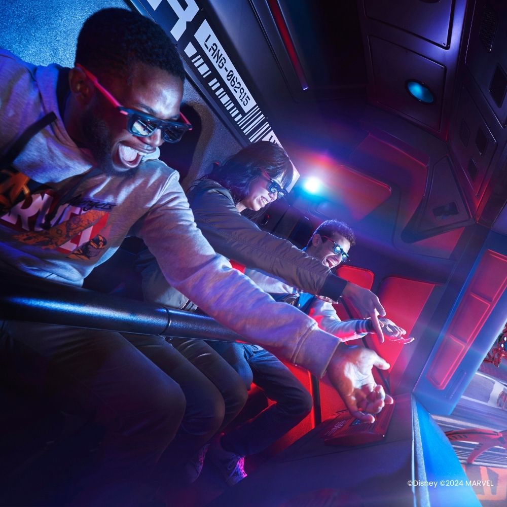 Mensen met 3-d bril in de Spider Man attractie