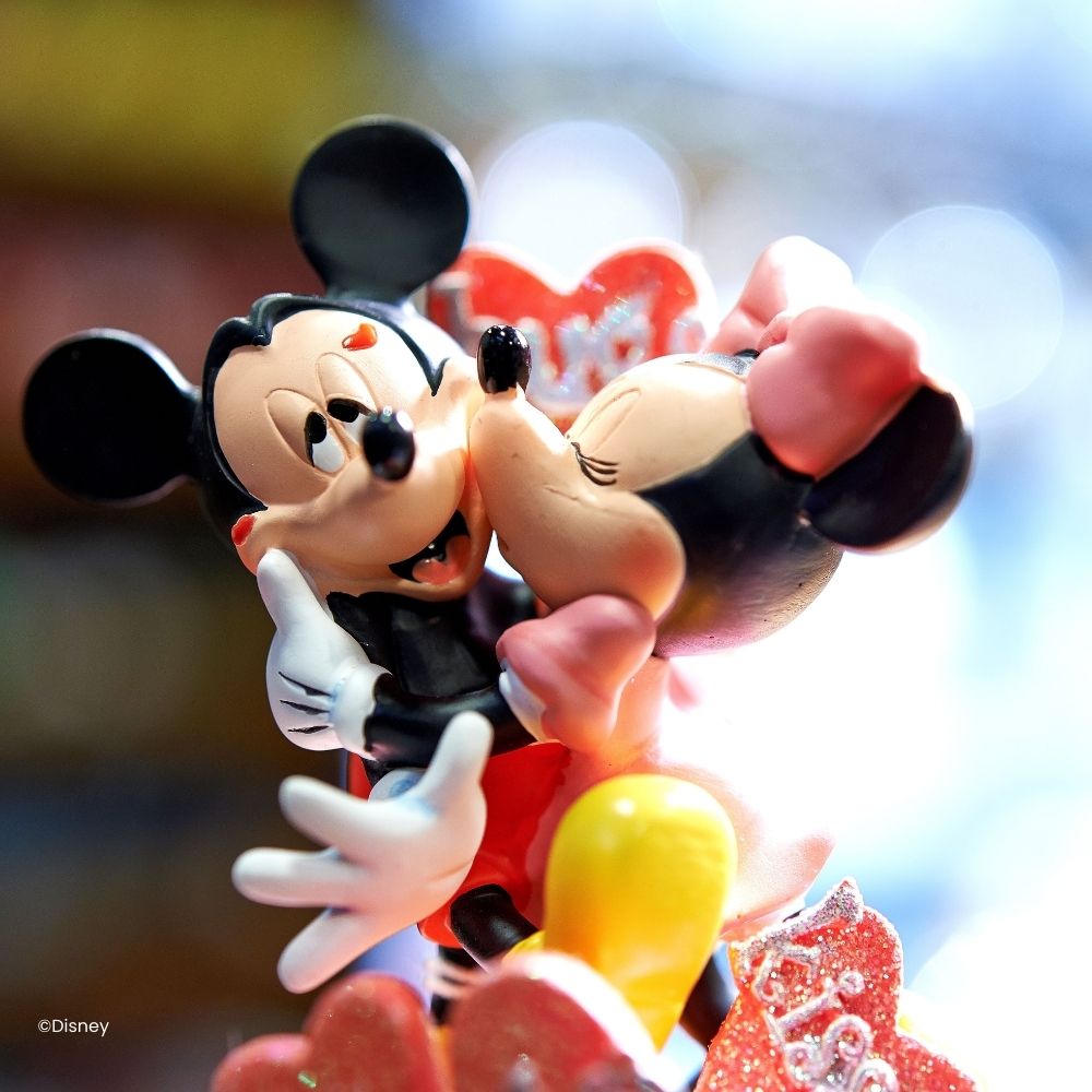 Beeldje van Mickey en Minnie via Disney store