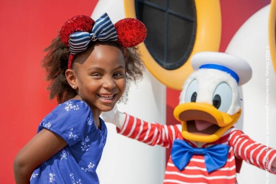 Meisje ontmoet Donald Duck aan boord