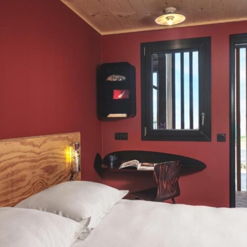 2 persoonskamer 2-persoonskamer Eklo Hotel met 2-persoonsbed en rode muren