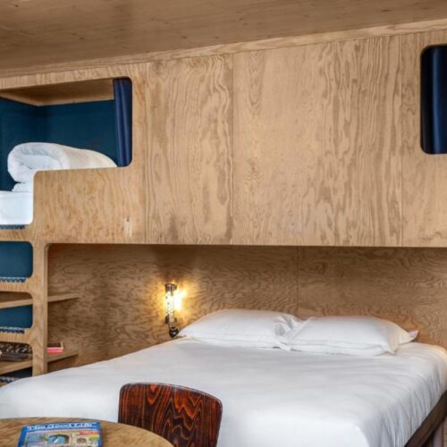 4 persoonskamer 4-persoonskamer Eklo Hotel met 2persoonsbed en stapelbed van hout