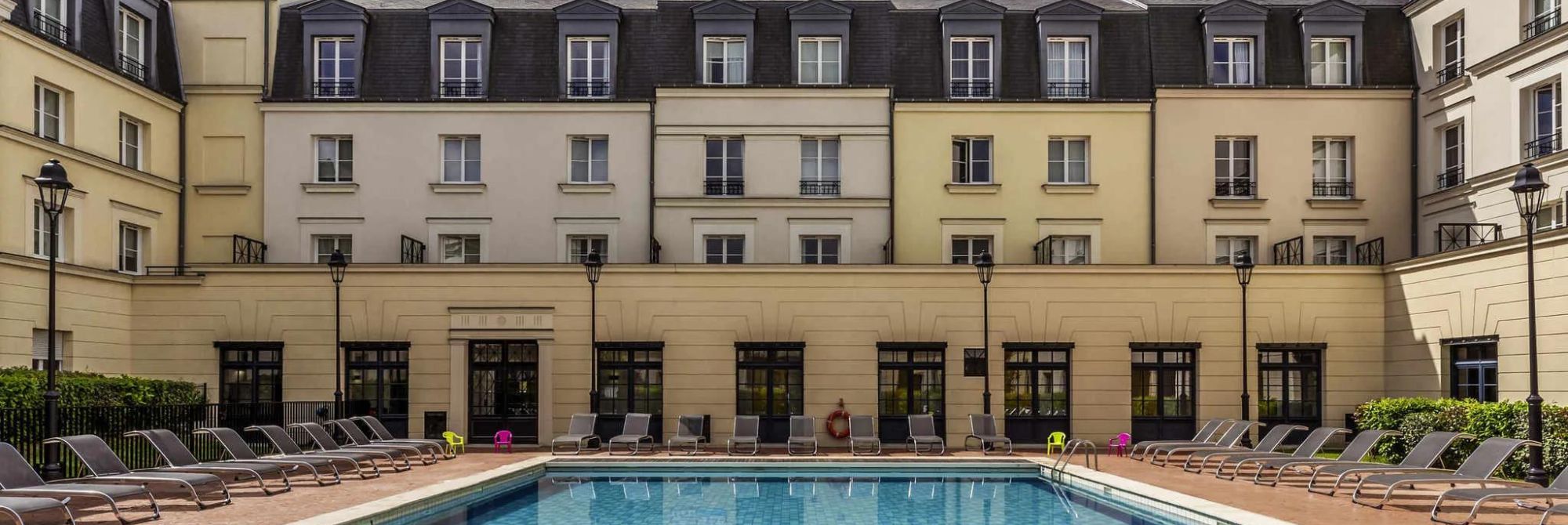 Adagio Aparthotel Serris met zwembad op de binnenplaats