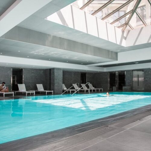 Binnenzwembad Zwembad Relais Spa met ligbedden
