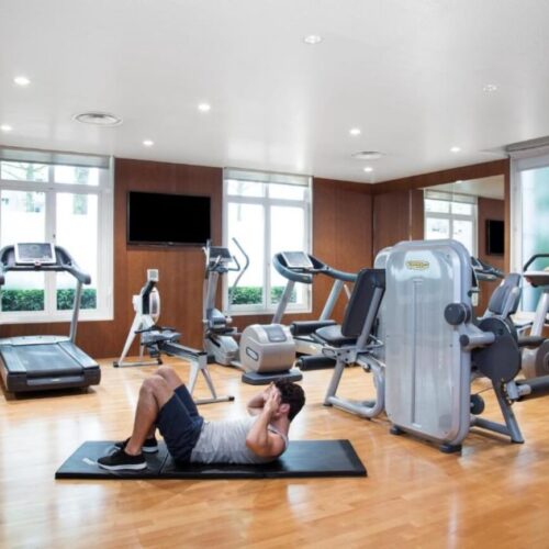 Fitnessruimte Fitneszaal met loopbanden, crosstrainers en fietsen