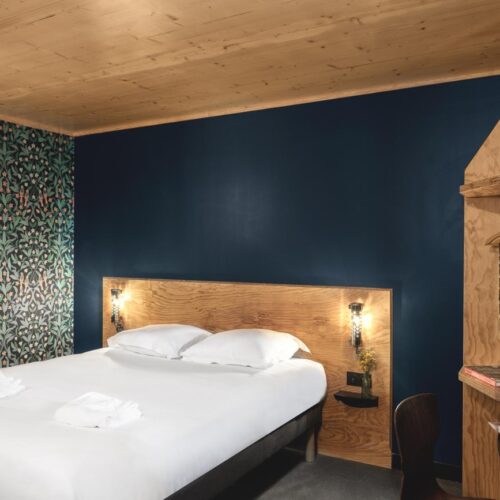 Hotelkamer 2 personen 2-persoonskamer Eklo Hotel met tweepersoonsbed, houten kast en plafond en blauwe muur