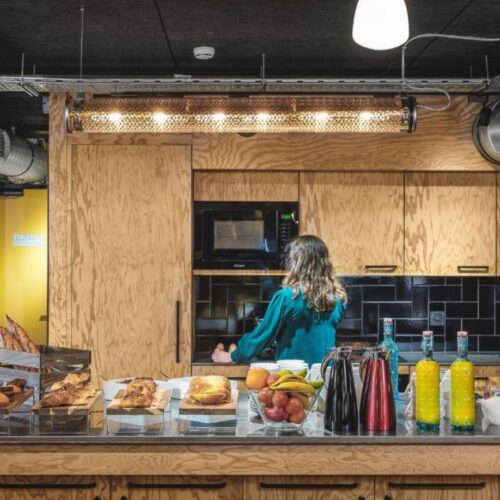 Ontbijtbuffet Keuken en ontbijtbuffet met verse vruchtendranken, fruit en broodjes