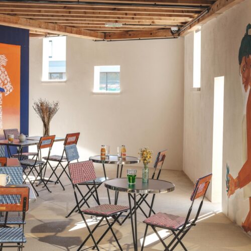 Restaurant met terras Terrras met ronde tafels en houten stoelen en Egyptische muurschilderingen