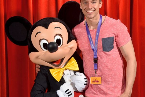 Mickey Mouse voor een rood gordijn samen met Lars van Discoverthemagic.nl