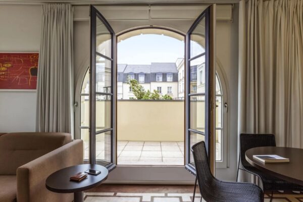Adagio Serris Licht en modern appartement met open Franse deuren naar een privéterras in Adagio Aparthotel Serris.