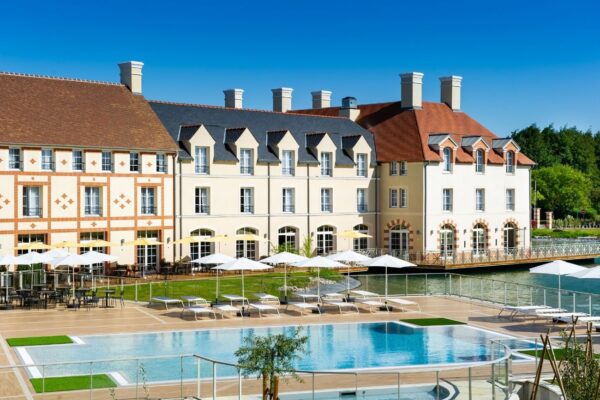 Staycity Elegant aparthotel nabij Disneyland® Paris met buitenzwembad, zonnig terras en klassieke Franse architectuur.